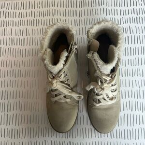 BTW ISLA SHERPA GIRLS’ FASHION BOOT | SIZE 3 | LIGHT BEIGE